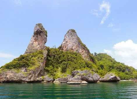 Indeed, one of the island's limestone rocks from any point of view looks like a head of a chicken.