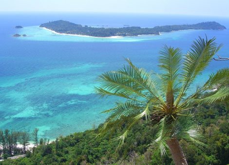 Архипелаг Аданг на границе Таиланда и Малайзии часто называют «тайскими Мальдивами» за белоснежный песок. Ко Аданг один из множества островов этого архипелага.