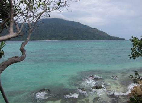 Остров Ко Липе (Ko Lipe) расположен далеко на юге Тайланда в Андаманском море. Там нет толп туристов и безграничного числа баров, зато есть единение с природой
