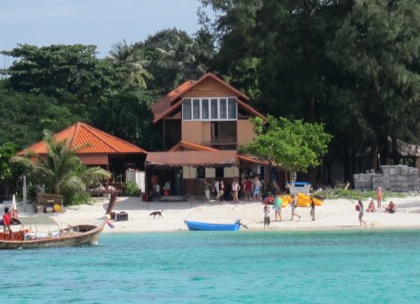 Остров Ко Липе (Ko Lipe) расположен далеко на юге Тайланда в Андаманском море. Там нет толп туристов и безграничного числа баров, зато есть единение с природой