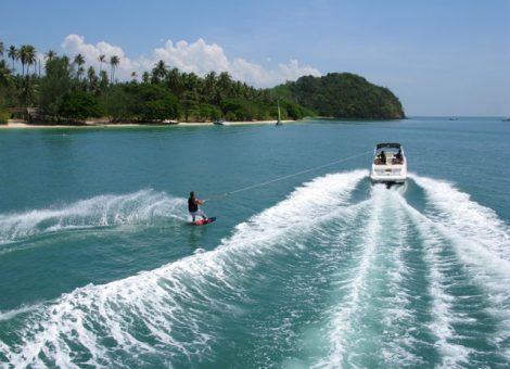 Ранг Яй (Koh Rang Yai) ещё один остров рядом с Пхукетом (в 5 км к востоку от него). Добраться до него можно на лодке за 15 минут.