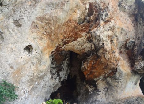 Рейлей – самое известное , самое красивое и самое посещаемое место в провинции Краби. Представляет собой полуостров отгороженный от остального мира скалами.