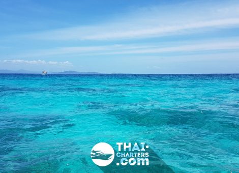 Остров Рача Яй и расположен 20 милях от юго - западного побережья Пхукета  и известен своей идеально прозрачной морской водой .