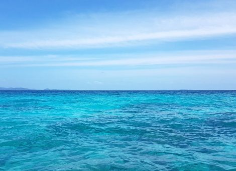 Остров Рача Яй и расположен 20 милях от юго - западного побережья Пхукета  и известен своей идеально прозрачной морской водой .