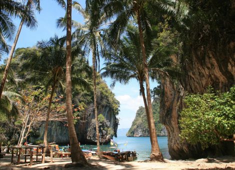 Хонг в переводе с тайского означает – комната! В Андаманском море есть 2 острова с таким названием, данный остров находится в провинции Краби.